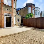 Dg1 - Family-Friendly 2-Bed With Garden In Acton - By Short Stories London